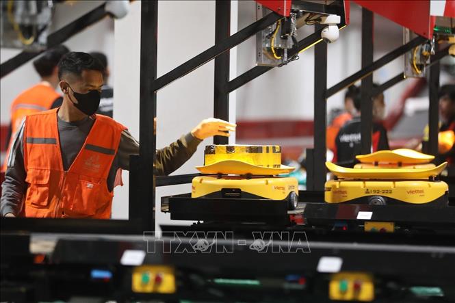 Viettel Post đưa robot tự hành vào chia chọn hàng hóa tại Việt Nam. Ảnh: Minh Quyết - TTXVN