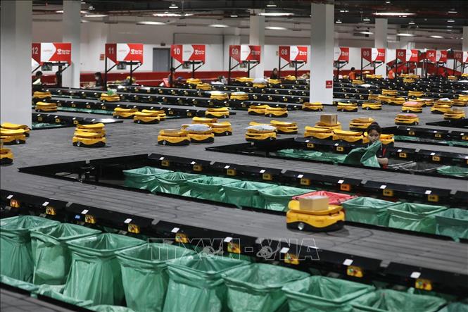 Hệ thống Robot AGV là robot tự hành chia chọn tự động 100% các loại hàng hóa nhẹ, mỏng, hàng có hình dáng đặc thù, tròn lăn, thích hợp với hàng hóa trên sàn thương mại điện tử. Đây là công nghệ robot hiện đại được nhiều đơn vị logistic lớn trên thế giới sử dụng. Ảnh: Minh Quyết – TTXVN