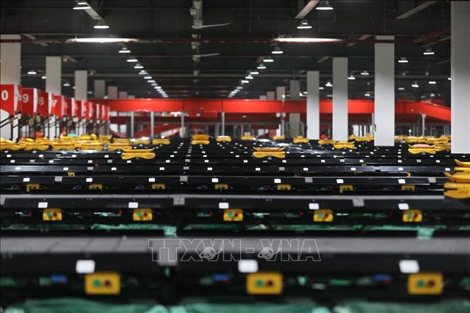 Viettel Post là công ty logistic đầu tiên tại Việt Nam triển khai công nghệ robot AGV. Ảnh: Minh Quyết – TTXVN