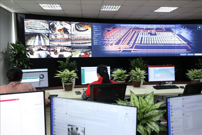 Quản lý giám sát vận hành khu tổ hợp là hệ thống NOC theo dõi hành trình của từng đơn hàng thời gian thực. Hệ thống giám sát thông minh gồm công nghệ Digital Twin, camera AI, kiểm soát trạng thái của toàn bộ hệ thống thiết bị và hoạt động khai thác hàng hóa, phát hiện và cảnh báo về các hành vi bất thường, giúp xử lý kịp thời các vấn đề phát sinh. Ảnh: Minh Quyết – TTXVN