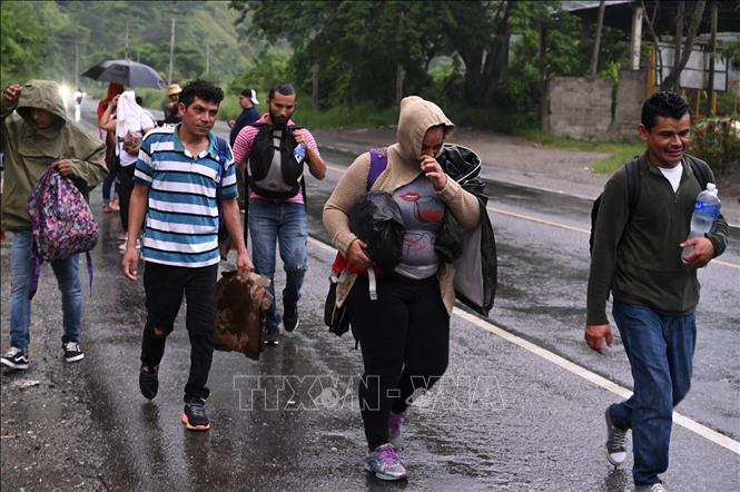 Người di cư di chuyển tới El Florido (Honduras), giáp giới với Guatemala, trong hành trình tới Mỹ ngày 20/10/2022. Ảnh: AFP/TTXVN