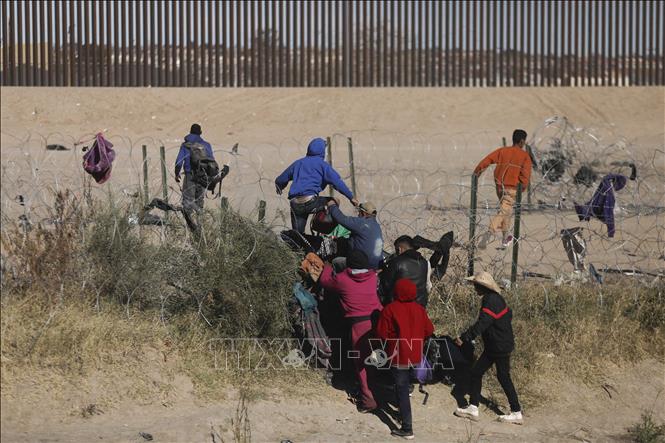 Người di cư vượt biên từ Mexico vào Mỹ ngày 28/12/2023. Ảnh: AFP/TTXVN