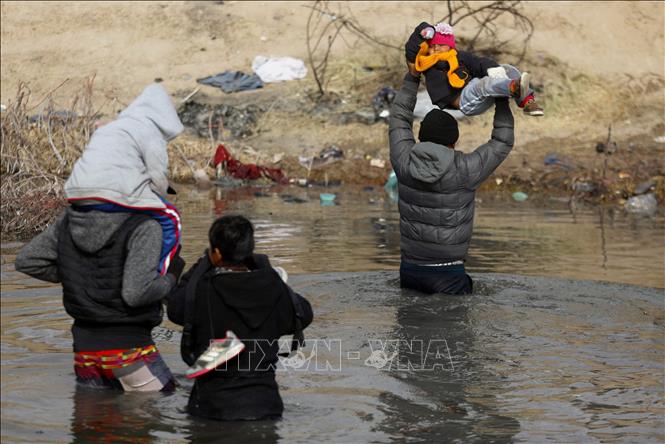 Người di cư vượt biên từ Mexico vào Mỹ ngày 2/1/2024. Ảnh: AFP/TTXVN