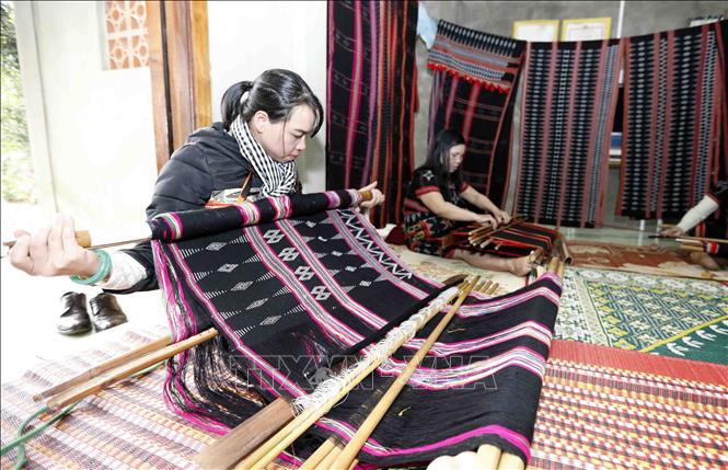 Nhiều gia đình hộ đồng bào dân tộc Tà Ôi, Pa Cô ở xã Hồng Thượng, huyện A Lưới được vay vốn ưu đãi phát triển nghề làm thổ cẩm, giữ gìn nghề truyền thống, giải quyết việc làm cho nhiều lao động. Ảnh: Trần Việt - TTXVN