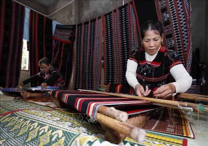 Nhiều gia đình hộ đồng bào dân tộc Tà Ôi, Pa Cô ở xã Hồng Thượng, huyện A Lưới được vay vốn ưu đãi phát triển nghề làm thổ cẩm, giữ gìn nghề truyền thống, giải quyết việc làm cho nhiều lao động. Ảnh: Trần Việt - TTXVN