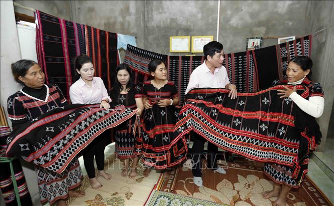 Sản phẩm hàng thổ cẩm của đồng bào Pa Cô, Tà Ôi ở huyện A Lưới. Ảnh: Trần Việt - TTXVN