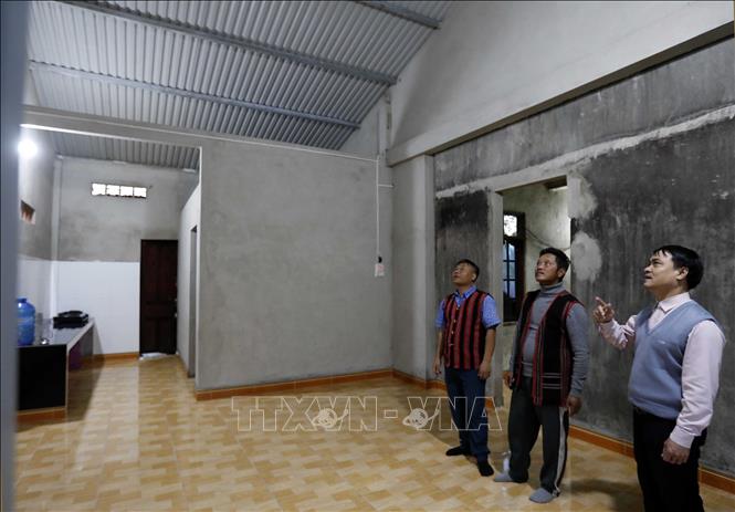 Gia đình anh Hồ Văn Thức, dân tộc Pa Cô ở xã Hồng Kim, huyện A Lưới được vay và hỗ trợ cải tạo nhà ở. Ảnh: Trần Việt - TTXVN
