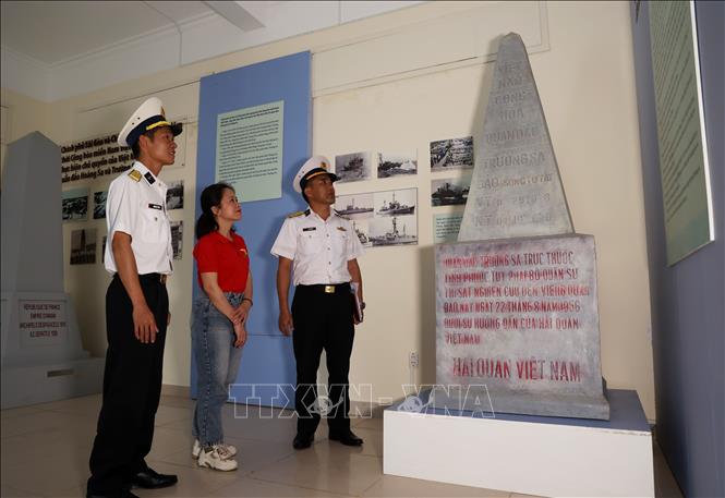 Mô hình cột mốc chủ quyền Quần đảo Trường Sa của Việt Nam được trưng bày tại Nhà truyền thống Trường Sa. Ảnh: Hồng Đạt - TTXVN
