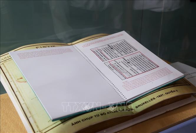 Tài liệu lịch sử quốc tế khẳng định chủ quyền của Việt Nam đối với hai quần đảo Hoàng Sa và Trường Sa. Ảnh: Hồng Đạt - TTXVN

