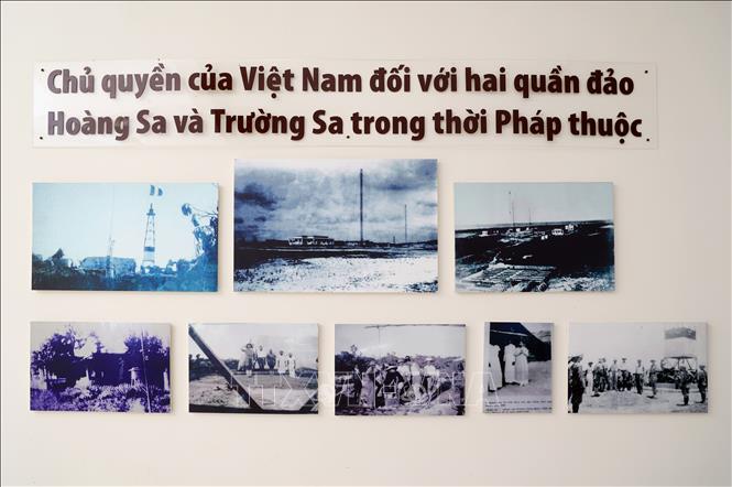 Hình ảnh về chủ quyền của Việt Nam với hai quần đảo Hoàng Sa và Trường Sa từ thời Pháp thuộc được trưng bày tại Nhà truyền thống Trường Sa. Ảnh: Hồng Đạt - TTXVN
