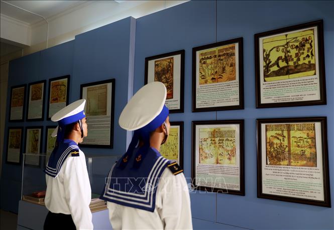 Các chiến sĩ hải quân Trường Sa tìm hiểu các tư liệu về chủ quyền của Việt Nam đối với hai quần đảo Hoàng Sa và Trường Sa. Ảnh: Hồng Đạt - TTXVN
