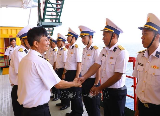 Đoàn công tác số 2 Bộ Tư lệnh Vùng 2 Hải quân thăm, chúc Tết cán bộ