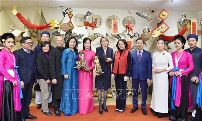 Phu nhân Chủ tịch nước, bà Phan Thị Thanh Tâm cùng Phu nhân Tổng thống Đức, bà Elke Büdenbender với các nghệ sĩ Nhà hát Múa rối Thăng Long. Ảnh: Minh Đức - TTXVN