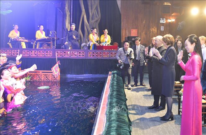 Phu nhân Chủ tịch nước, bà Phan Thị Thanh Tâm cùng Phu nhân Tổng thống Đức, bà Elke Büdenbender tặng hoa các nghệ sĩ Nhà hát múa rối Thăng Long. Ảnh: Minh Đức - TTXVN