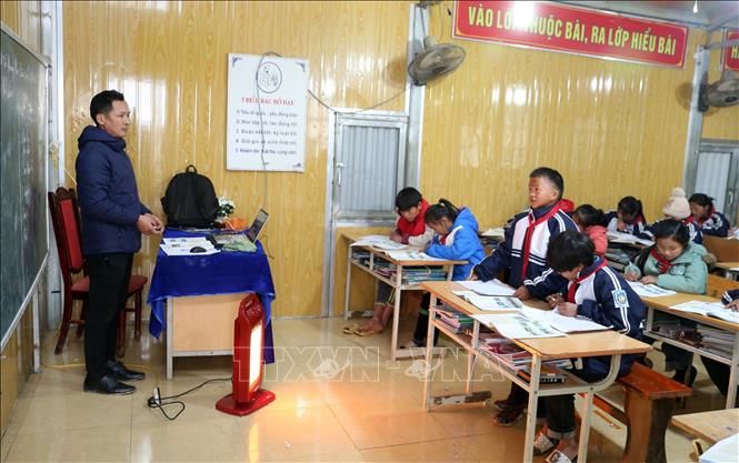 Giờ học của các em học sinh trường Trung học cơ sở phường Hàm Rồng, thị xã Sa Pa trong những ngày giá rét. Ảnh: Quốc Khánh - TTXVN