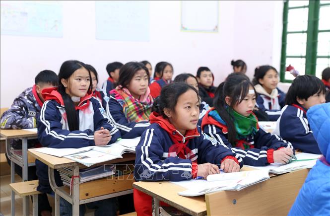 Giờ học của các em học sinh trường Trung học cơ sở phường Hàm Rồng, thị xã Sa Pa trong những ngày giá rét. Ảnh: Quốc Khánh - TTXVN