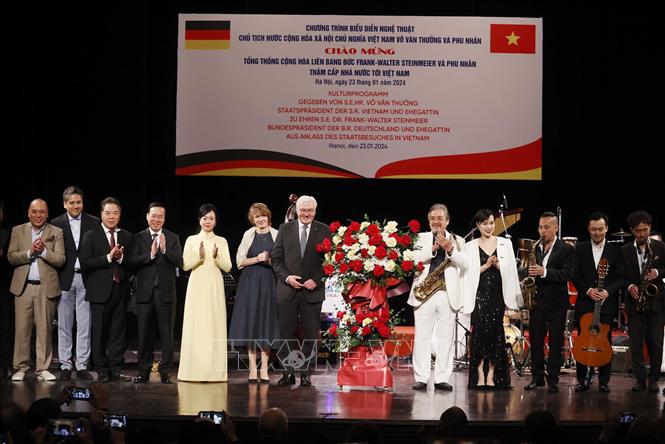 Chủ tịch nước Võ Văn Thưởng và Phu nhân cùng Tổng thống Đức Frank-Walter Steinmeier và Phu nhân tặng hoa cho các nghệ sỹ. Ảnh: Thống Nhất – TTXVN
