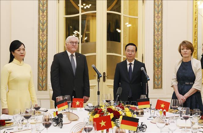 Chủ tịch nước Võ Văn Thưởng và Phu nhân cùng Tổng thống Đức Frank-Walter Steinmeier và Phu nhân thực hiện nghi lễ chào cờ. Ảnh: Thống Nhất – TTXVN
