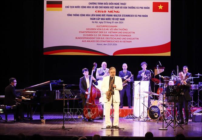 Chương trình biểu diễn nghệ thuật tại Nhà hát Lớn Hà Nội. Ảnh: Thống Nhất – TTXVN
