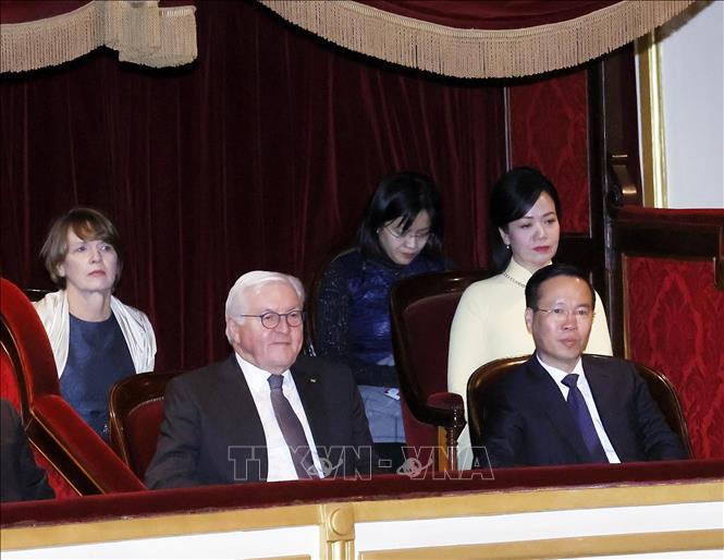 Chủ tịch nước Võ Văn Thưởng và Phu nhân cùng Tổng thống Đức Frank-Walter Steinmeier và Phu nhân xem chương trình biểu diễn nghệ thuật tại Nhà hát Lớn Hà Nội. Ảnh: Thống Nhất – TTXVN– TTXVN
