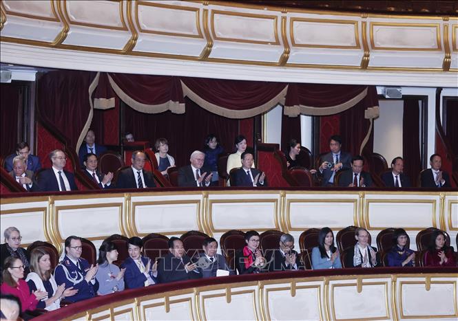 Chủ tịch nước Võ Văn Thưởng và Phu nhân, Tổng thống Đức Frank-Walter Steinmeier và Phu nhân cùng đại biểu hai nước xem chương trình biểu diễn nghệ thuật tại Nhà hát Lớn Hà Nội. Ảnh: Thống Nhất – TTXVN

