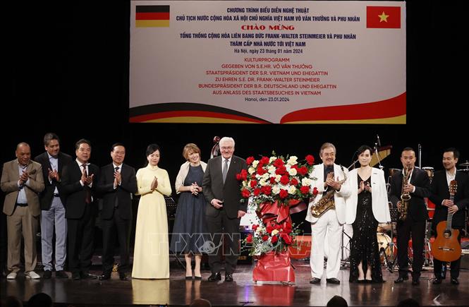 Chủ tịch nước Võ Văn Thưởng và Phu nhân cùng Tổng thống Đức Frank-Walter Steinmeier và Phu nhân tặng hoa cho các nghệ sỹ. Ảnh: Thống Nhất – TTXVN
