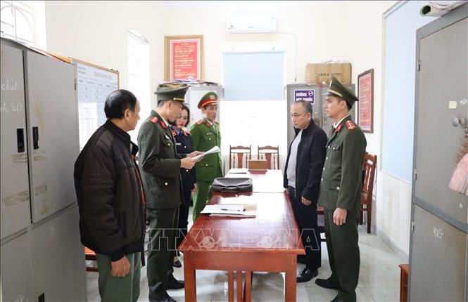 Công an đọc lệnh bắt tạm giam đối với Nguyễn Thế Hùng, nguyên Tổng Giám đốc Công ty Thăng Long. Ảnh: TTXVN phát
