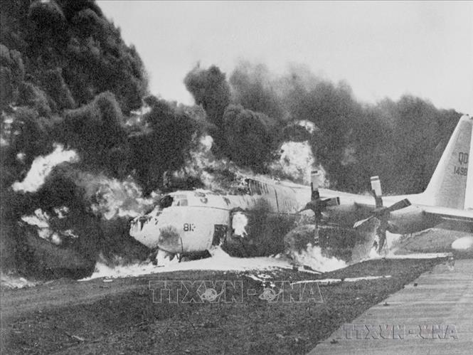Cuối tháng 1/1968, ta mở đợt hoạt động lớn ở Mặt trận Đường 9-Khe Sanh (Quảng Trị), nhằm đánh lạc hướng, thu hút một bộ phận đáng kể quân cơ động của Mỹ; vây hãm, giam chân và tiêu hao địch, tạo thế cho các chiến trường khác tiến công và nổi dậy trong Tết Mậu Thân. Trong ảnh: Quân giải phóng bao vây Khe Sanh, bắn cháy máy bay vận tải tiếp tế C.130 của địch. Ảnh: Tư liệu TTXVN