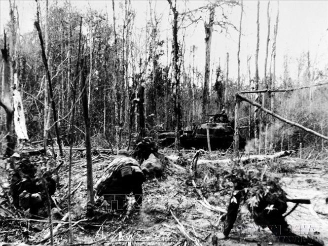 Quân Giải phóng Tây Ninh dũng cảm chờ xe tăng Mỹ đến gần mới nổ súng (1968). Ảnh: Tư liệu TTXVN