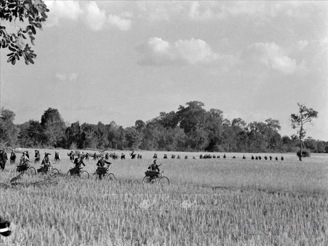Đồng bào huyện Châu Thành, tỉnh Tây Ninh tải đạn và lương thực ra mặt trận (1968). Ảnh: Tư liệu TTXVN