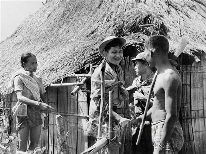 Các chiến sỹ quân Giải phóng gặp gỡ người dân ở vùng mới giải phóng (1968). Ảnh: Tư liệu TTXVN