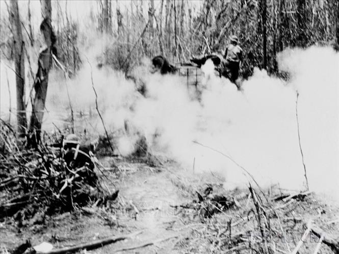Sáng 1/2/1968, quân Giải phóng tập kích vào cụm đóng quân của địch ở Bà Chiêm (Tây Ninh), tiêu diệt Tiểu đoàn 3, Lữ đoàn 1, Sư đoàn bộ binh số 1 của Mỹ. Ảnh: Tư liệu TTXVN
