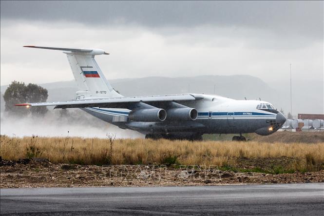 Máy bay vận tải Ilyushin IL-76 của Nga chuẩn bị cất cánh từ căn cứ quân sự Hmeimim ở tỉnh Hasakah, Syria. Ảnh: AFP/TTXVN