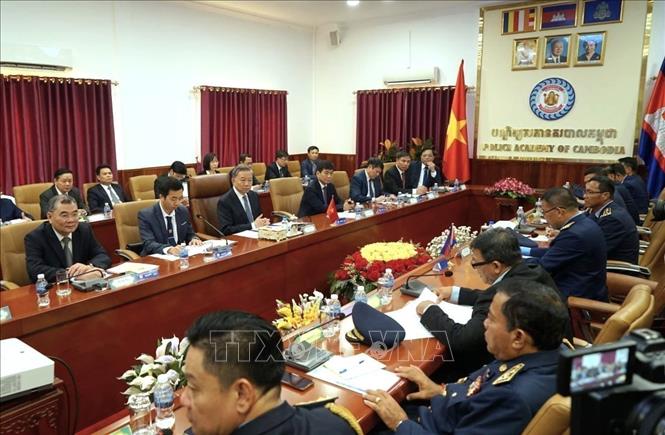 The Vietnamese delegation has a working session with the leadership of the Police Academy of Cambodia. VNA/Photo by courtesy