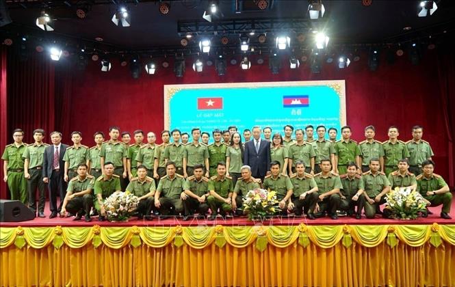 Minister of Public Security General To Lam and Vietnamese officers studying the Khmer language at the Police Academy of Cambodia. VNA/Photo by courtesy