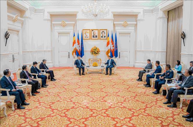 Minister of Public Security General To Lam pays a courtesy visit to Cambodian Prime Minister Samdech Thipadei Hun Manet. VNA/Photo by courtesy