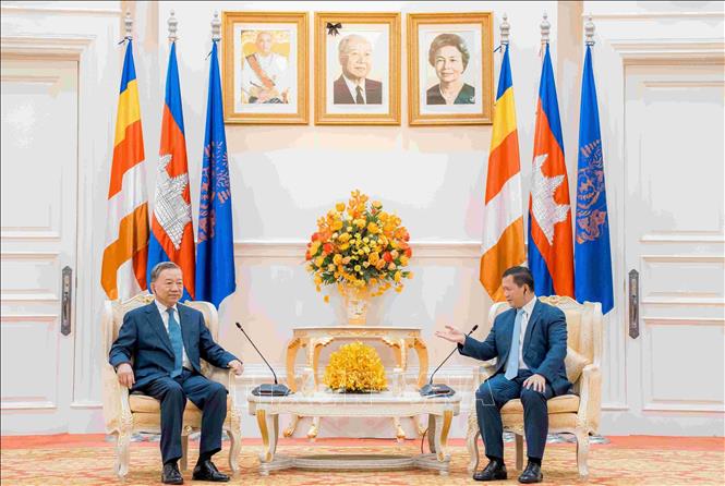 Minister of Public Security General To Lam pays a courtesy visit to Cambodian Prime Minister Samdech Thipadei Hun Manet. VNA/Photo by courtesy