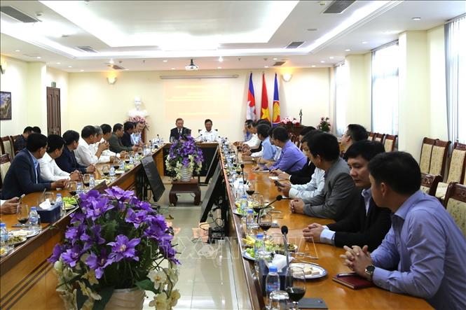 Minister of Public Security General To Lam has a working session with the staff of the Vietnamese Embassy in Cambodia. VNA/Photo by courtesy