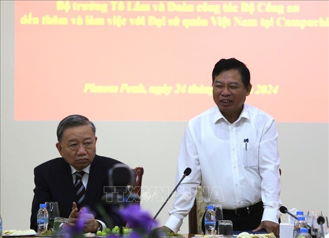 Vietnamese Ambassador to Cambodia Nguyen Huy Tang speaks at the working session with Minister of Public Security General To Lam. VNA/Photo by courtesy