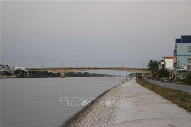 Hạng mục bờ kè chống tình trạng sạt lở thường xuyên xảy ra như trước đây. Ảnh: Hữu Chí - TTXVN