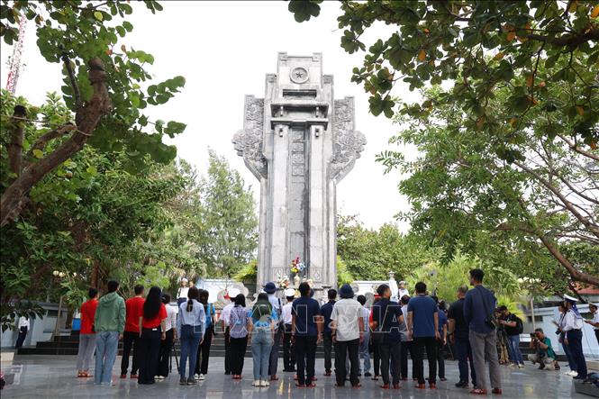 Các cán bộ, chiến sĩ tưởng nhớ công ơn các Anh hùng liệt sĩ đã hy sinh vì sự nghiệp bảo vệ chủ quyền biển đảo thiêng liêng của Tổ quốc. Ảnh: Hồng Đạt - TTXVN