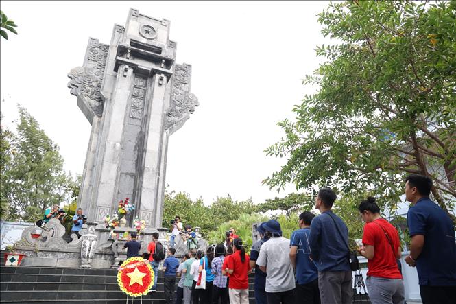 Dòng người thăm viếng, dâng hương các Anh hùng liệt sĩ tại Đài tưởng niệm các Anh hùng liệt sĩ trên đảo Trường Sa. Ảnh: Hồng Đạt - TTXVN
