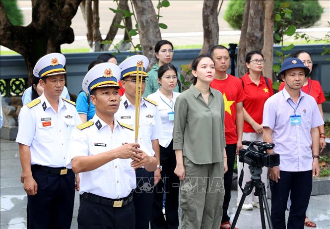 Thắp hương tưởng niệm các Anh hùng liệt sĩ tại Đài tưởng niệm các Anh hùng liệt sĩ trên đảo Trường Sa. Ảnh: Hồng Đạt - TTXVN
