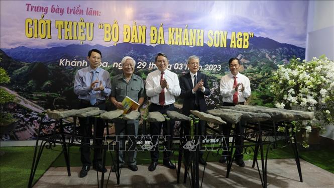Tỉnh Khánh Hoà giới thiệu bộ đàn đá Khánh Sơn. Ảnh Đặng Tuấn -TTXVN

