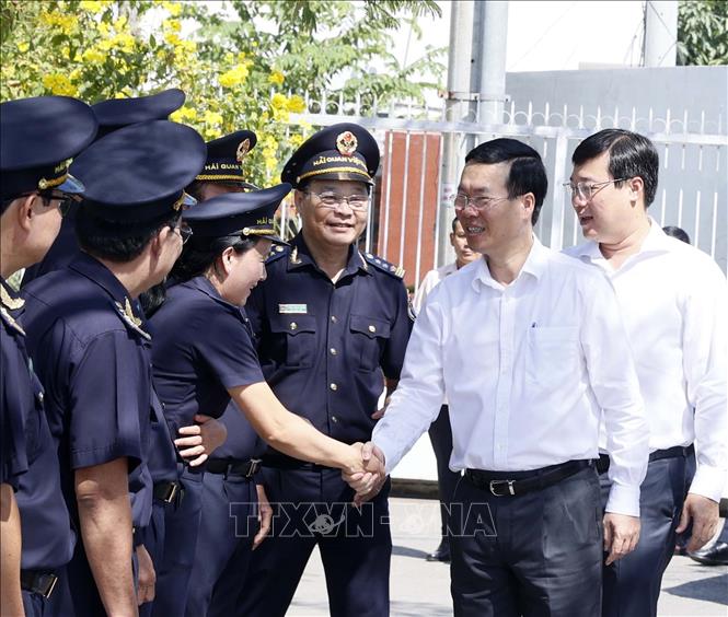 Chủ tịch nước Võ Văn Thưởng với cán bộ, nhân viên Chi cục Hải quan Cửa khẩu quốc tế Thường Phước, huyện Hồng Ngự, tỉnh Đồng Tháp. Ảnh: Thống Nhất – TTXVN