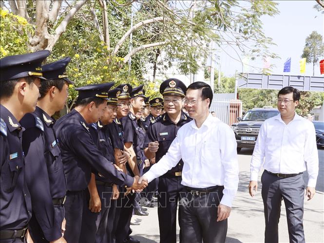 Chủ tịch nước Võ Văn Thưởng với cán bộ, nhân viên Chi cục Hải quan Cửa khẩu quốc tế Thường Phước, huyện Hồng Ngự, tỉnh Đồng Tháp. Ảnh: Thống Nhất – TTXVN
