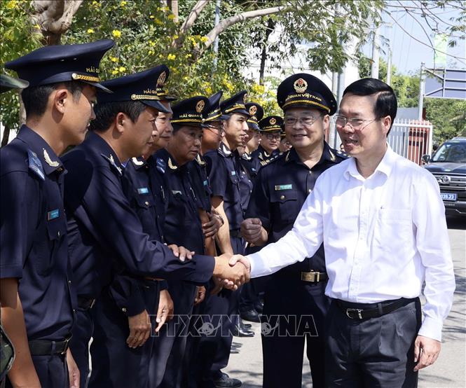 Chủ tịch nước Võ Văn Thưởng với cán bộ, nhân viên Chi cục Hải quan Cửa khẩu quốc tế Thường Phước, huyện Hồng Ngự, tỉnh Đồng Tháp. Ảnh: Thống Nhất – TTXVN