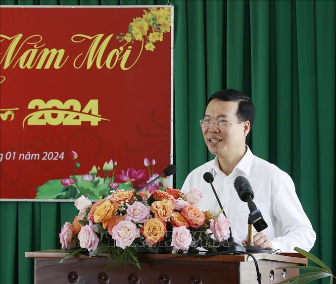 Chủ tịch nước Võ Văn Thưởng phát biểu, chúc Tết cán bộ, nhân viên Chi cục Hải quan Cửa khẩu quốc tế Thường Phước, huyện Hồng Ngự, tỉnh Đồng Tháp. Ảnh: Thống Nhất – TTXVN