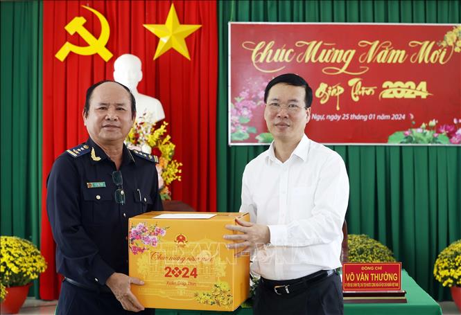 Chủ tịch nước Võ Văn Thưởng tặng quà Tết cho Chi cục Hải quan Cửa khẩu quốc tế Thường Phước, huyện Hồng Ngự, tỉnh Đồng Tháp. Ảnh: Thống Nhất – TTXVN