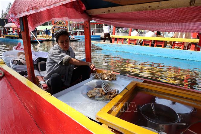 Bán taco trên dòng kênh Xochimilco- món ăn truyền thống của Mexico. Ảnh: Phi Hùng-PvTTXVN tại Mexico